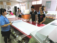 学员装裱现场方裁画芯，装裱机展示，快速包边