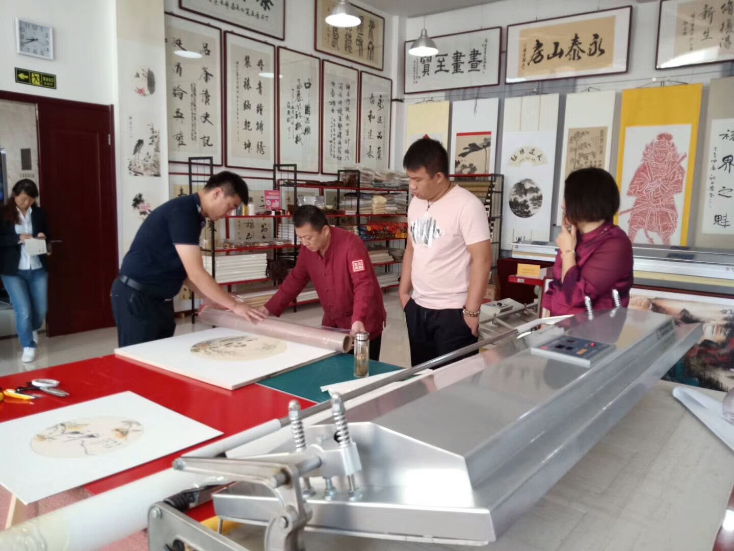 书画装裱机具体使用.jpg